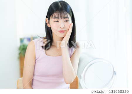 スキンケアをする女性 スキンケアをする女性 131668829