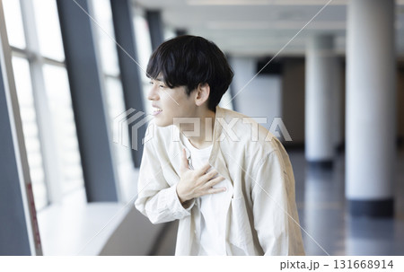 体調不良の若い男性 131668914