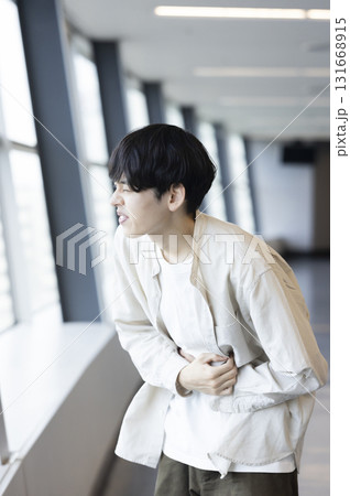 体調不良の若い男性 131668915