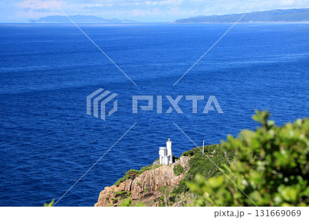 断崖絶壁に立つ灯台 131669069