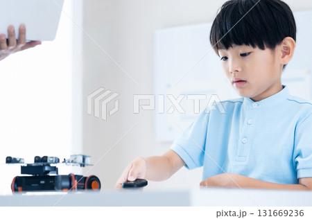 プログラミングスクールで学ぶ男の子 131669236