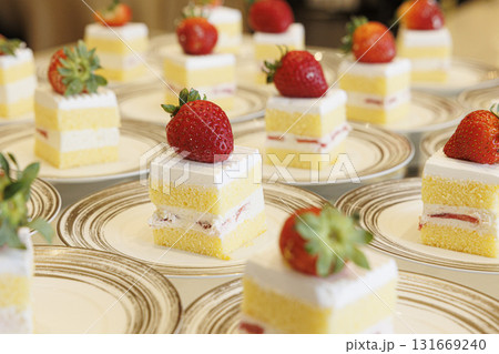 皿に並べられたショートケーキの画像　ビッフェ 131669240