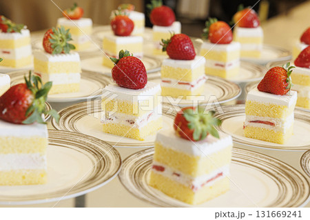 皿に並べられたショートケーキの画像 ビッフェ 皿に並べられたショートケーキの画像 ビッフェ 131669241
