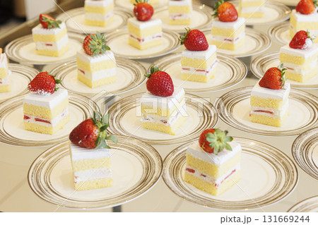 皿に並べられたショートケーキの画像　ビッフェ 131669244