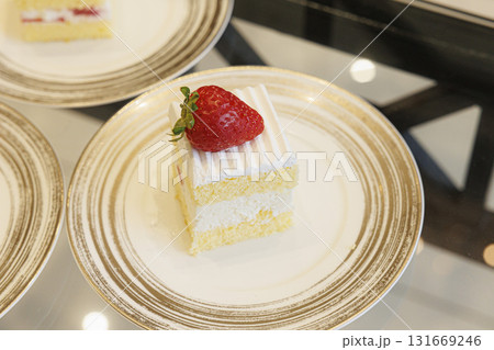 皿に並べられたショートケーキの画像　ビッフェ 131669246