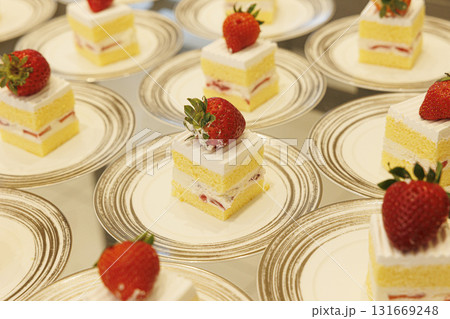 皿に並べられたショートケーキの画像　ビッフェ 131669248