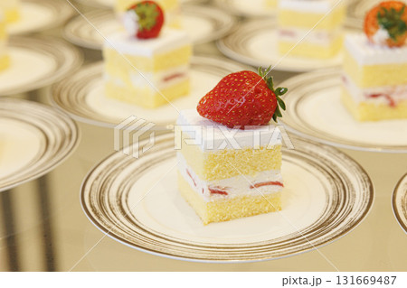 皿に並べられたショートケーキの画像 ビッフェ 皿に並べられたショートケーキの画像 ビッフェ 131669487