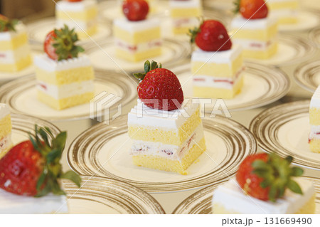 皿に並べられたショートケーキの画像　ビッフェ 131669490