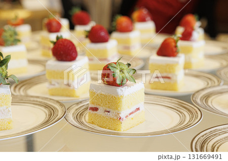皿に並べられたショートケーキの画像　ビッフェ 131669491