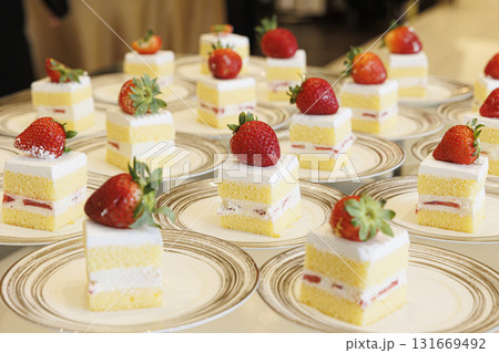 皿に並べられたショートケーキの画像　ビッフェ 131669492