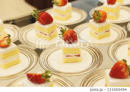皿に並べられたショートケーキの画像 ビッフェ 皿に並べられたショートケーキの画像 ビッフェ 131669494