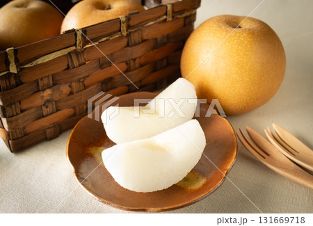 カットした豊水梨　籠に入った豊水梨　果物　フルーツ　豊水　和梨 131669718
