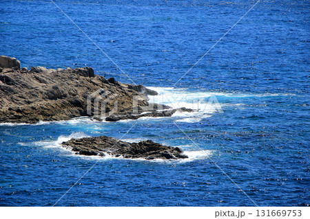 岩礁に打ち寄せる波 131669753