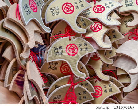 御金神社、金運アップを願うイチョウ型の絵馬。京都 131670167