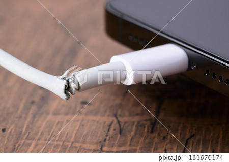 断線したスマホの充電ケーブル 断線したスマホの充電ケーブル 131670174