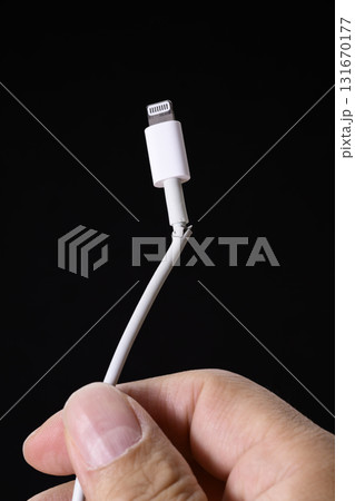 断線したケーブル（＋手） 131670177