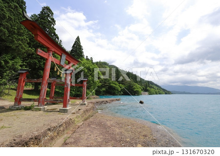 秋田　仙北　田沢湖畔　御座石神社 131670320