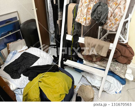 散らかった女性の部屋_洋服やハシゴなど 131670563