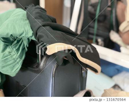 洋服やキャリーバッグなど 131670564