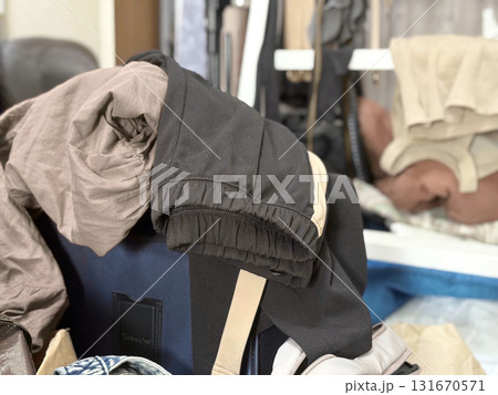 洋服やズボンやキャリーバッグなど 洋服やズボンやキャリーバッグなど 131670571