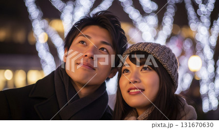 イルミネーションを見る恋人たち 131670630