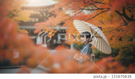 着物姿の女性　秋の紅葉 131670636