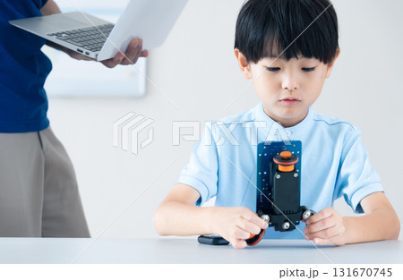 プログラミングスクールで学ぶ男の子 131670745