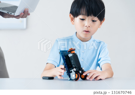 プログラミングスクールで学ぶ男の子 131670746