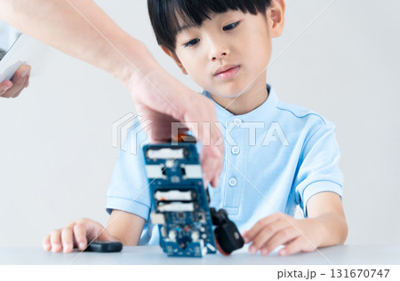 プログラミングスクールで学ぶ男の子 131670747