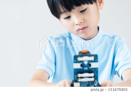 プログラミングスクールで学ぶ男の子 131670805
