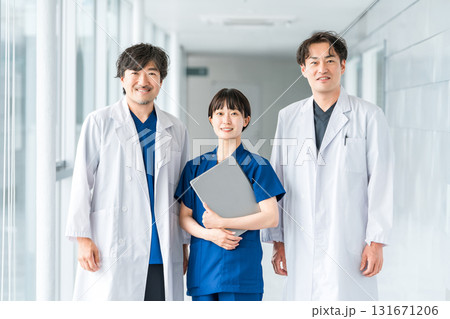 スクラブ姿の医療従事者,医療スタッフ,看護師の女性と白衣姿の男性医師 スクラブ姿の医療従事者,医療スタッフ,看護師の女性と白衣姿の男性医師 131671206