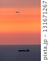 夕焼け空に船と飛行機 131671267