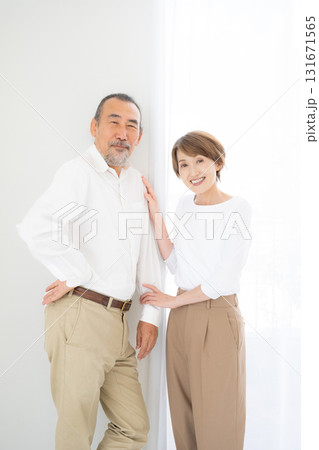 笑顔で寄り添うシニア夫婦 ポートレート 笑顔で寄り添うシニア夫婦 ポートレート 131671565
