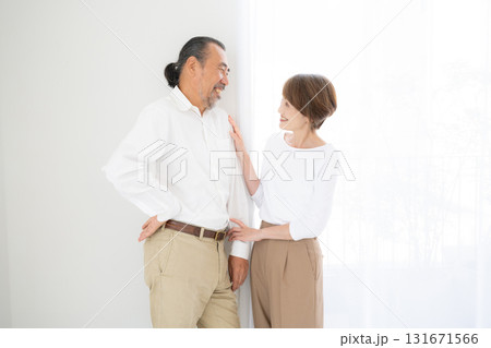 笑顔で寄り添うシニア夫婦 ポートレート 笑顔で寄り添うシニア夫婦 ポートレート 131671566