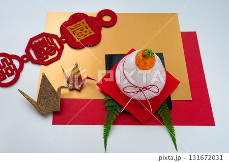 華やかな背景の鏡もち 131672031