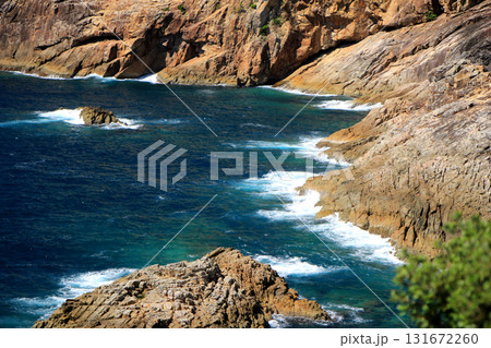 岩に打ち寄せる波 岩に打ち寄せる波 131672260