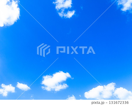 爽やかな青空と白い雲のシンプルな風景 爽やかな青空と白い雲のシンプルな風景 131672336