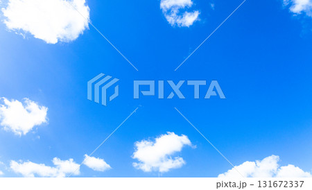 爽やかな青空と白い雲のシンプルな風景 131672337