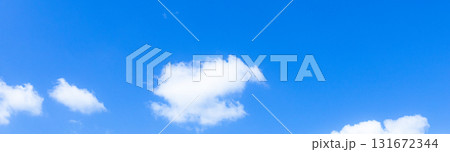 爽やかな青空と白い雲のシンプルな風景 131672344