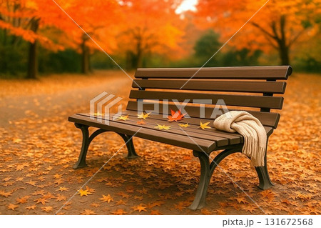 秋の公園ベンチと紅葉の風景　落ち葉のある静かな背景素材 131672568