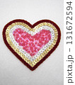 赤いハート　ビーズとスパンコール　たて 131672594