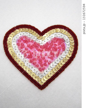 赤いハート　ビーズとスパンコール　たて 131672594