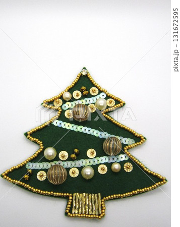 白い飾りのクリスマスツリー　たて 131672595