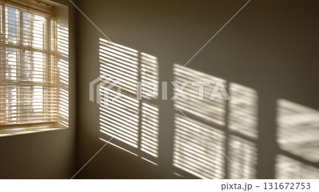 ブラインド越しの光と影|静かな室内の日差し ブラインド越しの光と影|静かな室内の日差し 131672753
