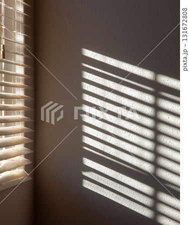 ブラインド越しの光と影｜静かな室内の日差し 131672808