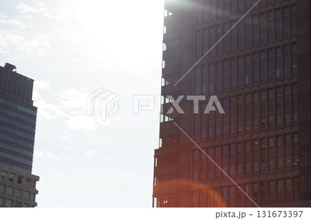 ビルの谷間から差し込む夕日 ビルの谷間から差し込む夕日 131673397