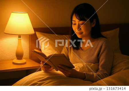 読書を楽しむ人々 あたたかい灯りと本のある時間と秋のイメージ 読書を楽しむ人々 あたたかい灯りと本のある時間と秋のイメージ 131673414