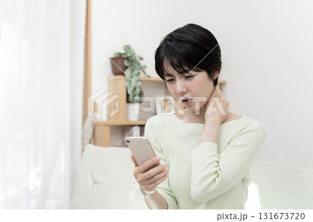 首が痛い女性 首痛 スマホ首 首凝り ストレートネック 首が痛い女性 首痛 スマホ首 首凝り ストレートネック 131673720