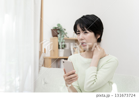 首が痛い女性 首痛 スマホ首 首凝り ストレートネック 首が痛い女性 首痛 スマホ首 首凝り ストレートネック 131673724