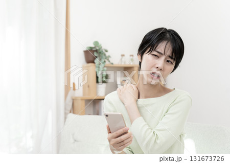 首が痛い女性 首痛 スマホ首 首凝り ストレートネック 首が痛い女性 首痛 スマホ首 首凝り ストレートネック 131673726